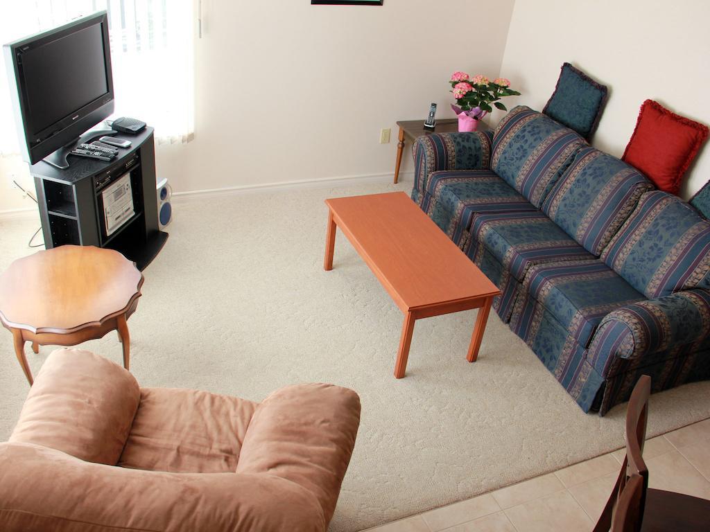 Peachland Lakeview Vacation Suite Room photo